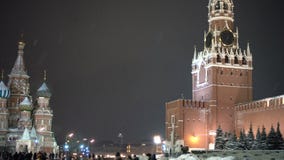 Ludzie chodzi przy placu czerwonego Moskwa Kremlowskim miastem Rosja Z Kremlowskim Kurantowym zegarowym audio 7 P M zbiory Ludzie chodzi przy placu czerwonego Moskwa Kremlowskim miastem Rosja Z Kremlowskim Kurantowym zegarowym audio 7 P M zbiory