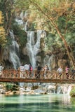 Ludzie cieszy się widok siklawa na moście w Tat Kuang Si siklawach blisko Luang Prabang, Laos obrazy stock Ludzie cieszy się widok siklawa na moście w Tat Kuang Si siklawach blisko Luang Prabang, Laos obrazy stock