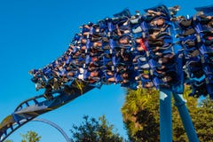 Ludzie ma zabaw mant Ray kolejkę górską na lightblue nieba tle przy Seaworld w zawody międzynarodowi przejażdżki terenie 5 obraz stock Ludzie ma zabaw mant Ray kolejkę górską na lightblue nieba tle przy Seaworld w zawody międzynarodowi przejażdżki terenie 5 obraz stock