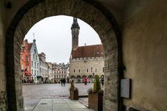Ludzie na kwadracie, Tallinn zdjęcie stock Ludzie na kwadracie, Tallinn zdjęcie stock