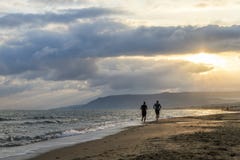 ludzie na plaży pokrycie słońca zdjęcie stock ludzie na plaży pokrycie słońca zdjęcie stock