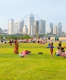 Ludzie odpoczywają Marina zaporę Singapur Zdjęcie Stock Ludzie odpoczywają Marina zaporę Singapur Zdjęcie Stock
