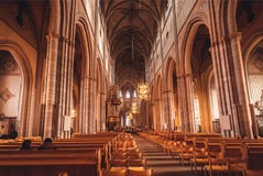 Ludzie ono modli się wśrodku xiii wiek katolika Uppsala katedry w gothic stylu zdjęcie royalty free Ludzie ono modli się wśrodku xiii wiek katolika Uppsala katedry w gothic stylu zdjęcie royalty free