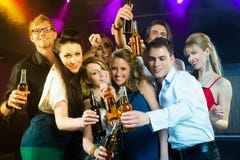 Ludzie pije piwo w klubie lub barze zdjęcie stock Ludzie pije piwo w klubie lub barze zdjęcie stock