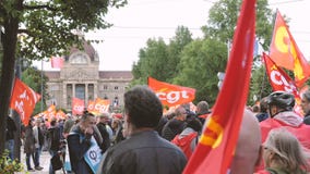Ludzie protestuje na Francuskich ulicach podczas CGT uderzają zbiory wideo Ludzie protestuje na Francuskich ulicach podczas CGT uderzają zbiory wideo