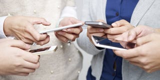 Ludzie używa telefon komórkowego Ludzie używa telefon komórkowego