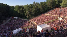 Ludzie wykonuje losu angeles Ola falę w wyprzedanym Waldbuehne przed Perełkowego dżemu Rockowym koncertem w Berlin - na wolnym po zbiory wideo Ludzie wykonuje losu angeles Ola falę w wyprzedanym Waldbuehne przed Perełkowego dżemu Rockowym koncertem w Berlin - na wolnym po zbiory wideo