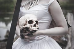 Ludzka czaszka w przerażających pann młodych rękach pojęcie kalendarzowej daty Halloween gospodarstwa ponury miniatury szczęśliwa zdjęcie royalty free Ludzka czaszka w przerażających pann młodych rękach pojęcie kalendarzowej daty Halloween gospodarstwa ponury miniatury szczęśliwa zdjęcie royalty free