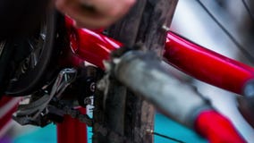 Ludzka ręki Cleaning rama bicykl Z zbiory wideo Ludzka ręki Cleaning rama bicykl Z zbiory wideo