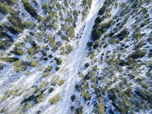 Luftbrummenansicht einer Winterstraßenlandschaft Schnee bedeckte Wald und Straße von der Spitze Sonnenaufgang in der Natur von ei lizenzfreies stockbild Luftbrummenansicht einer Winterstraßenlandschaft Schnee bedeckte Wald und Straße von der Spitze Sonnenaufgang in der Natur von ei lizenzfreies stockbild