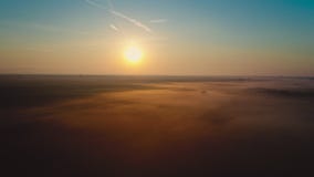 Luftbrummenansicht über Landwirtschaftsfeld in der Landschaft Toskana, Italien stock footage Luftbrummenansicht über Landwirtschaftsfeld in der Landschaft Toskana, Italien stock footage