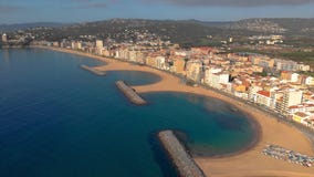 Luftbrummengesamtlänge vom kleinen Dorf Sant Antoni de Calonge von Spanien, in Costa Brava stock video footage Luftbrummengesamtlänge vom kleinen Dorf Sant Antoni de Calonge von Spanien, in Costa Brava stock video footage