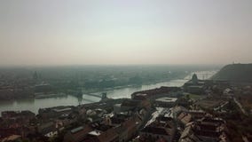 Luftgesamtlänge Budapest von einem Brummen zeigt Gesamtlänge von Elisabeth Bridge, von Buda Castle Royal Palace und von Szechenyi stock video footage Luftgesamtlänge Budapest von einem Brummen zeigt Gesamtlänge von Elisabeth Bridge, von Buda Castle Royal Palace und von Szechenyi stock video footage