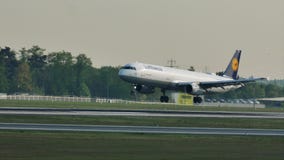 Lufthansa acepilla haciendo el taxi en el aeropuerto de Francfort, FRA Lufthansa acepilla haciendo el taxi en el aeropuerto de Francfort, FRA