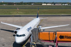Lufthansa Airbus A321 arrivant à la porte de l'aéroport de Berlin Tegel Photos libres de droits Lufthansa Airbus A321 arrivant à la porte de l'aéroport de Berlin Tegel Photos libres de droits