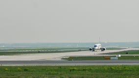 Lufthansa aplana taxiing no aeroporto de Francoforte, FRA Lufthansa aplana taxiing no aeroporto de Francoforte, FRA