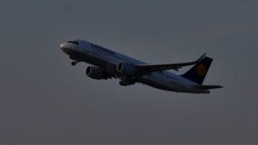 Lufthansa samolot wziąć daleko, niebieskie niebo Lufthansa samolot wziąć daleko, niebieskie niebo