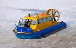 Luftkissenfahrzeug auf der Querneigung von einem gefrorenen Fluss stockbilder Luftkissenfahrzeug auf der Querneigung von einem gefrorenen Fluss stockbilder