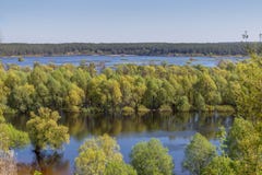Luftlandschaftsansicht über Desna-Fluss mit überschwemmten Wiesen und Feldern Ansicht von der hohen Bank auf jährlichem Frühlings Stockfoto Luftlandschaftsansicht über Desna-Fluss mit überschwemmten Wiesen und Feldern Ansicht von der hohen Bank auf jährlichem Frühlings Stockfoto
