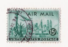 Luftpost-Briefmarke der alten grünen Weinlese amerikanische mit dem Freiheitsstatuen Manhattan und ein Flugzeug lizenzfreie stockfotografie Luftpost-Briefmarke der alten grünen Weinlese amerikanische mit dem Freiheitsstatuen Manhattan und ein Flugzeug lizenzfreie stockfotografie