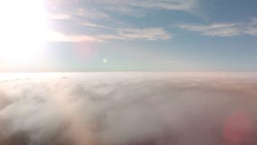 Luftschu? An einem sonnigen, vollen Tag ?ber volumetrischen Beschaffenheitsgewitterwolken fliegen Tenerife, Kanarische Inseln, Sp stock video footage Luftschu? An einem sonnigen, vollen Tag ?ber volumetrischen Beschaffenheitsgewitterwolken fliegen Tenerife, Kanarische Inseln, Sp stock video footage