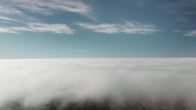 Luftschu? Sch?ner Flug ?ber den Wolken ?ber dem vulkanischen Tal Im Rahmen der Gebirgsstra?enhaarnadeln stock footage Luftschu? Sch?ner Flug ?ber den Wolken ?ber dem vulkanischen Tal Im Rahmen der Gebirgsstra?enhaarnadeln stock footage