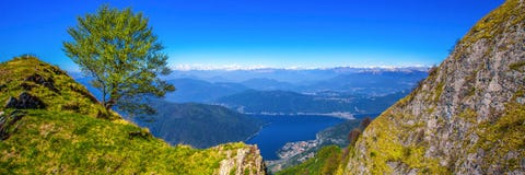 Lugano stad, San Salvatore berg och Lugano sjö från Monte Generoso, kanton Ticino, Schweiz royaltyfria foton Lugano stad, San Salvatore berg och Lugano sjö från Monte Generoso, kanton Ticino, Schweiz royaltyfria foton