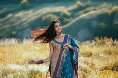 Luksusowy Indiański kobieta taniec w tradycyjnej naturalnej odzieży zdjęcie royalty free Luksusowy Indiański kobieta taniec w tradycyjnej naturalnej odzieży zdjęcie royalty free