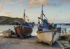 Lulworth liten vikfiskebåtar royaltyfria foton Lulworth liten vikfiskebåtar royaltyfria foton