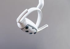 Lumière aérienne dentaire dans la clinique Technologie moderne pour l'examen dentaire Équipement d'isolement contre le plafond bl Lumière aérienne dentaire dans la clinique Technologie moderne pour l'examen dentaire Équipement d'isolement contre le plafond bl