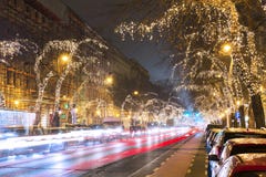 Lumière d'arbre de Noël sur la rue centrale à Budapest image libre de droits Lumière d'arbre de Noël sur la rue centrale à Budapest image libre de droits
