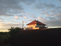 Lumière de matin de lever de soleil au cours jour de accueil de maison du nouveau photos stock Lumière de matin de lever de soleil au cours jour de accueil de maison du nouveau photos stock