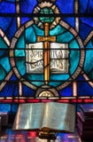 Lumière des chutes de fenêtre en verre teinté sur la bible ouverte dans l'église américaine photographie stock Lumière des chutes de fenêtre en verre teinté sur la bible ouverte dans l'église américaine photographie stock