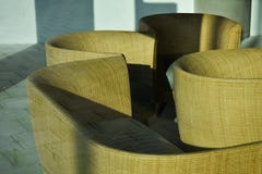 Lumière du soleil faite main en bois d'ombre de métier de Weaven Straw Brown Furniture Bank Couch images libres de droits Lumière du soleil faite main en bois d'ombre de métier de Weaven Straw Brown Furniture Bank Couch images libres de droits