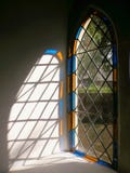 Lumière en verre souillé d'hublot d'église, Angleterre. Photo libre de droits Lumière en verre souillé d'hublot d'église, Angleterre. Photo libre de droits