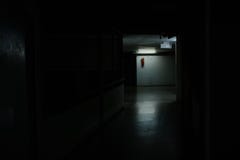 Lumière lumineuse à l'allée centrale du couloir d'horreur photo stock Lumière lumineuse à l'allée centrale du couloir d'horreur photo stock