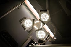 Lumières au-dessus d'une table de chirurgie Photographie stock libre de droits Lumières au-dessus d'une table de chirurgie Photographie stock libre de droits