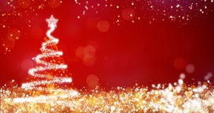 Lumières d'or et argentées avec l'arbre de Noël sur le fond rouge, décoration lumineuse pour le joyeux message de salutation de N Photos stock Lumières d'or et argentées avec l'arbre de Noël sur le fond rouge, décoration lumineuse pour le joyeux message de salutation de N Photos stock