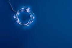 Lumières de Noël sur le fond bleu-foncé Guirlande décorative Copiez l'espace photos libres de droits Lumières de Noël sur le fond bleu-foncé Guirlande décorative Copiez l'espace photos libres de droits