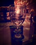 Lumières se reflétantes de verre à vin vide images libres de droits Lumières se reflétantes de verre à vin vide images libres de droits