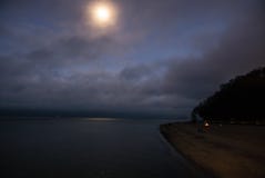 Luna piena sopra il mare fotografia stock Luna piena sopra il mare fotografia stock
