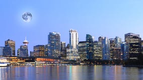 Luna que sube sobre Vancouver, Columbia Británica foto de archivo Luna que sube sobre Vancouver, Columbia Británica foto de archivo
