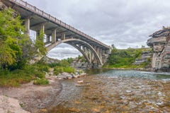 Lundbreck понижается мост над рекой Crowsnest альбатроса Канада стоковое изображение Lundbreck понижается мост над рекой Crowsnest альбатроса Канада стоковое изображение
