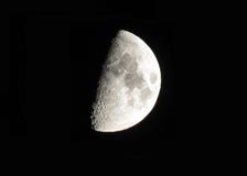 Lune de cirage argentée sur le fond noir de ciel photo stock Lune de cirage argentée sur le fond noir de ciel photo stock