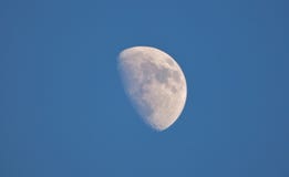 Lune haute étroite avec le ciel bleu - R-U images stock Lune haute étroite avec le ciel bleu - R-U images stock