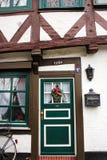 Luneburg, Германия - 10 12 2017: Традиционные фасады средневековых домов Украшенный для дверей и окон рождества стоковое фото Luneburg, Германия - 10 12 2017: Традиционные фасады средневековых домов Украшенный для дверей и окон рождества стоковое фото