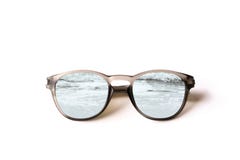 Lunettes de soleil avec la réflexion sur le fond blanc photos libres de droits Lunettes de soleil avec la réflexion sur le fond blanc photos libres de droits
