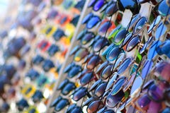 Lunettes de soleil à vendre l'étalage images libres de droits Lunettes de soleil à vendre l'étalage images libres de droits