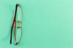 Lunettes ou lunettes sur le panneau de table verte photo libre de droits Lunettes ou lunettes sur le panneau de table verte photo libre de droits