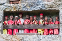 Luogo di sepoltura tradizionale in Tana Toraja fotografia stock libera da diritti Luogo di sepoltura tradizionale in Tana Toraja fotografia stock libera da diritti